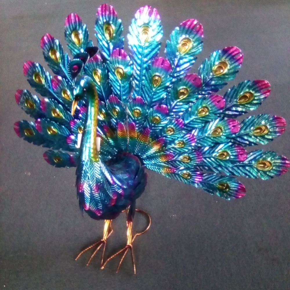 BEAUTIFUL PEACOCK METAL DECOR STANDING.NEW.